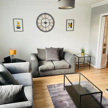 Wolverhampton Large 3 Bedrooms 5 Bed House Perfect For Short & Long Stays Contractors Business Nhs Insurance 1 Bathroom And Separate Wc Private Garden Driveway For 2 Large Vehicles Close To City Centre M6 M54 And Walsall Willenhall Cannock Property Extérieur photo