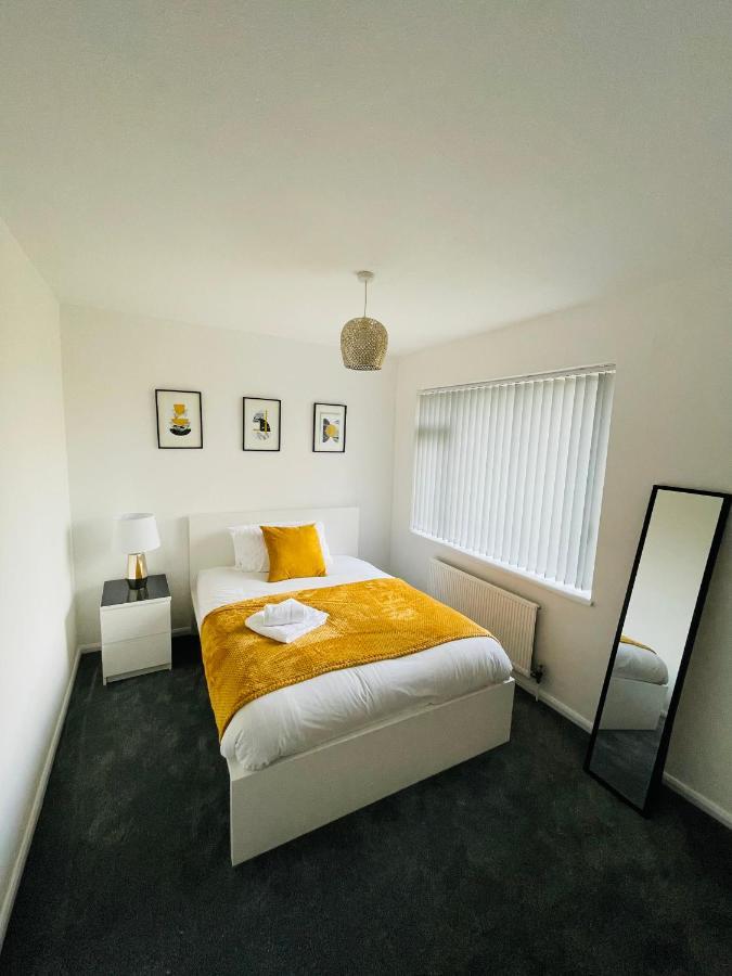 Wolverhampton Large 3 Bedrooms 5 Bed House Perfect For Short & Long Stays Contractors Business Nhs Insurance 1 Bathroom And Separate Wc Private Garden Driveway For 2 Large Vehicles Close To City Centre M6 M54 And Walsall Willenhall Cannock Property Extérieur photo