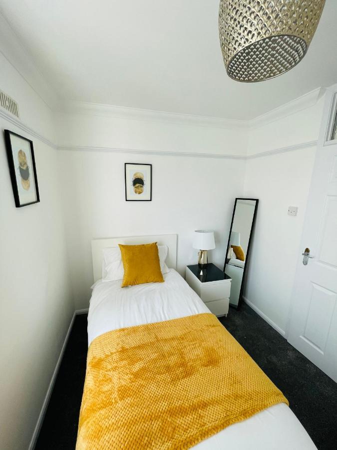 Wolverhampton Large 3 Bedrooms 5 Bed House Perfect For Short & Long Stays Contractors Business Nhs Insurance 1 Bathroom And Separate Wc Private Garden Driveway For 2 Large Vehicles Close To City Centre M6 M54 And Walsall Willenhall Cannock Property Extérieur photo