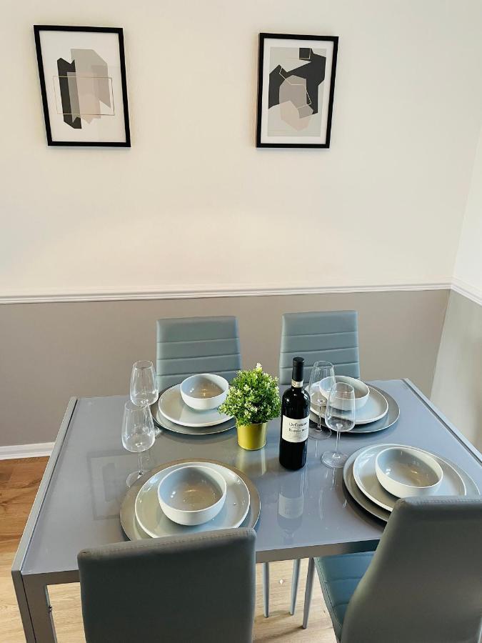 Wolverhampton Large 3 Bedrooms 5 Bed House Perfect For Short & Long Stays Contractors Business Nhs Insurance 1 Bathroom And Separate Wc Private Garden Driveway For 2 Large Vehicles Close To City Centre M6 M54 And Walsall Willenhall Cannock Property Extérieur photo