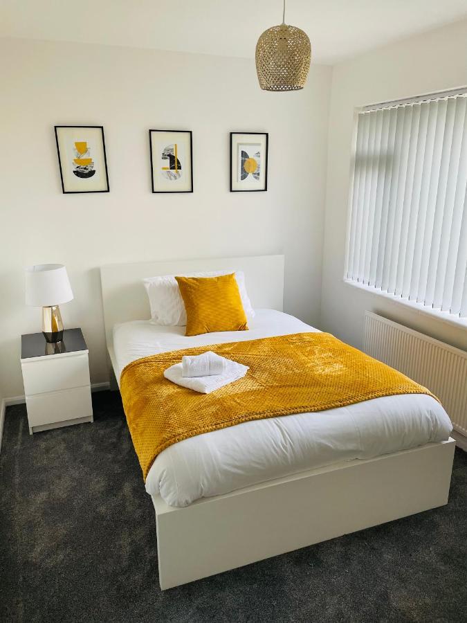 Wolverhampton Large 3 Bedrooms 5 Bed House Perfect For Short & Long Stays Contractors Business Nhs Insurance 1 Bathroom And Separate Wc Private Garden Driveway For 2 Large Vehicles Close To City Centre M6 M54 And Walsall Willenhall Cannock Property Extérieur photo