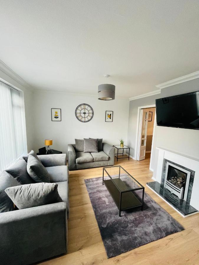 Wolverhampton Large 3 Bedrooms 5 Bed House Perfect For Short & Long Stays Contractors Business Nhs Insurance 1 Bathroom And Separate Wc Private Garden Driveway For 2 Large Vehicles Close To City Centre M6 M54 And Walsall Willenhall Cannock Property Extérieur photo