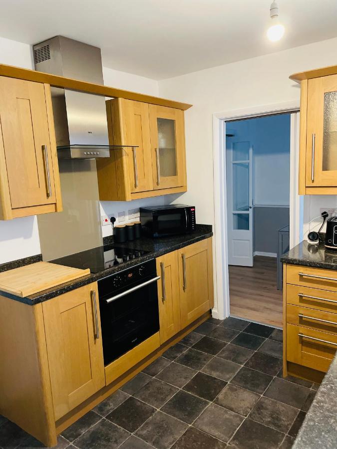 Wolverhampton Large 3 Bedrooms 5 Bed House Perfect For Short & Long Stays Contractors Business Nhs Insurance 1 Bathroom And Separate Wc Private Garden Driveway For 2 Large Vehicles Close To City Centre M6 M54 And Walsall Willenhall Cannock Property Extérieur photo