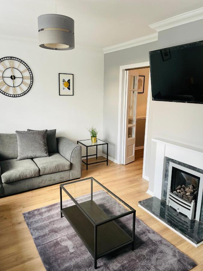 Wolverhampton Large 3 Bedrooms 5 Bed House Perfect For Short & Long Stays Contractors Business Nhs Insurance 1 Bathroom And Separate Wc Private Garden Driveway For 2 Large Vehicles Close To City Centre M6 M54 And Walsall Willenhall Cannock Property Extérieur photo