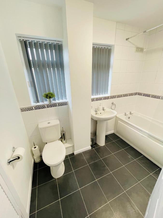 Wolverhampton Large 3 Bedrooms 5 Bed House Perfect For Short & Long Stays Contractors Business Nhs Insurance 1 Bathroom And Separate Wc Private Garden Driveway For 2 Large Vehicles Close To City Centre M6 M54 And Walsall Willenhall Cannock Property Extérieur photo