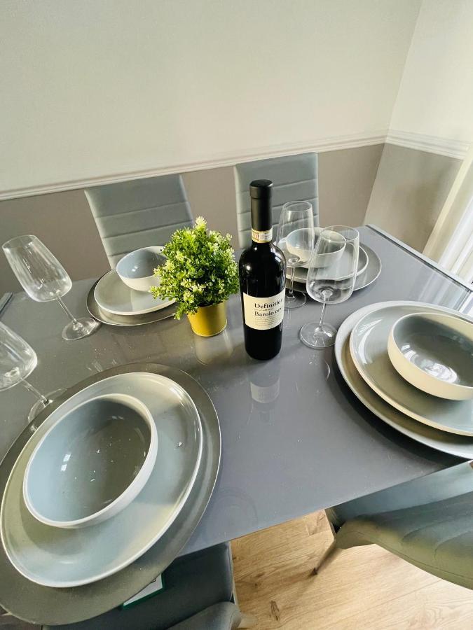 Wolverhampton Large 3 Bedrooms 5 Bed House Perfect For Short & Long Stays Contractors Business Nhs Insurance 1 Bathroom And Separate Wc Private Garden Driveway For 2 Large Vehicles Close To City Centre M6 M54 And Walsall Willenhall Cannock Property Extérieur photo