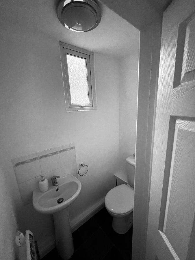 Wolverhampton Large 3 Bedrooms 5 Bed House Perfect For Short & Long Stays Contractors Business Nhs Insurance 1 Bathroom And Separate Wc Private Garden Driveway For 2 Large Vehicles Close To City Centre M6 M54 And Walsall Willenhall Cannock Property Extérieur photo