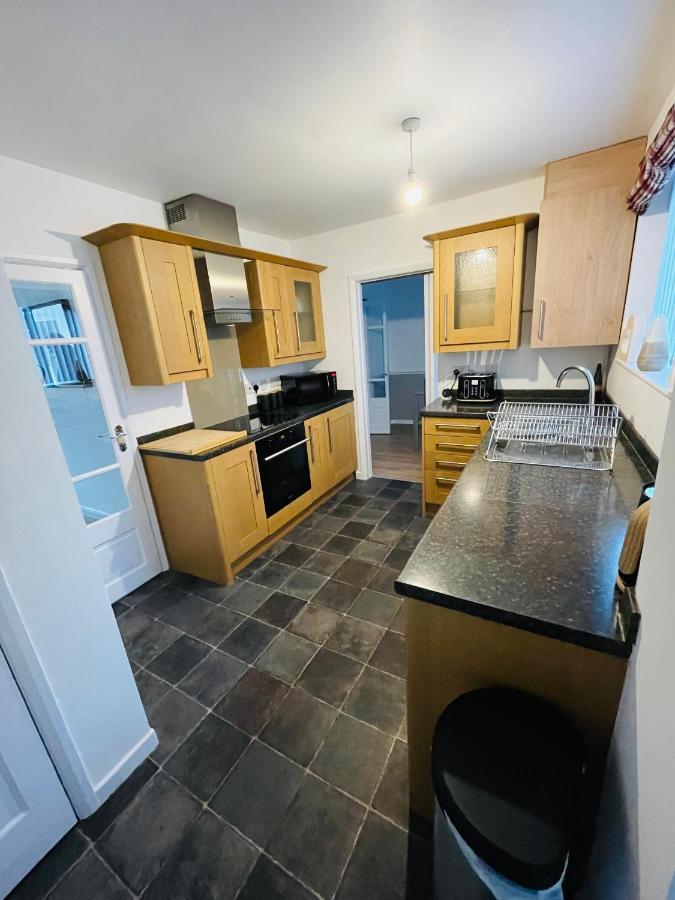 Wolverhampton Large 3 Bedrooms 5 Bed House Perfect For Short & Long Stays Contractors Business Nhs Insurance 1 Bathroom And Separate Wc Private Garden Driveway For 2 Large Vehicles Close To City Centre M6 M54 And Walsall Willenhall Cannock Property Extérieur photo