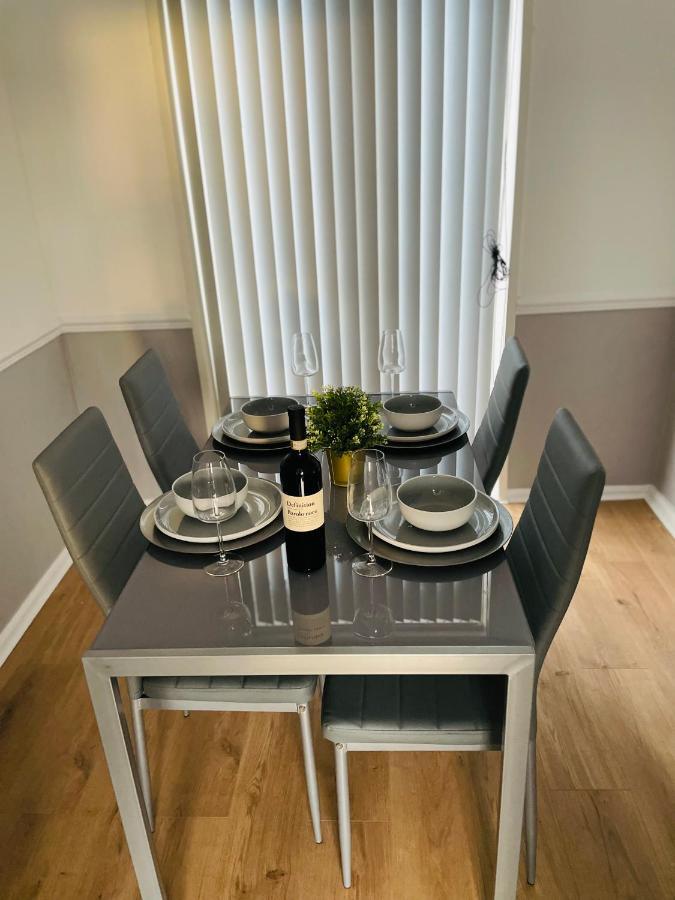 Wolverhampton Large 3 Bedrooms 5 Bed House Perfect For Short & Long Stays Contractors Business Nhs Insurance 1 Bathroom And Separate Wc Private Garden Driveway For 2 Large Vehicles Close To City Centre M6 M54 And Walsall Willenhall Cannock Property Extérieur photo