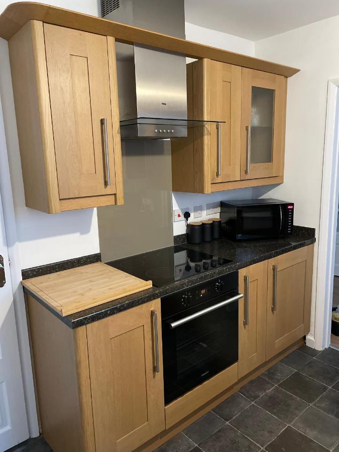 Wolverhampton Large 3 Bedrooms 5 Bed House Perfect For Short & Long Stays Contractors Business Nhs Insurance 1 Bathroom And Separate Wc Private Garden Driveway For 2 Large Vehicles Close To City Centre M6 M54 And Walsall Willenhall Cannock Property Extérieur photo